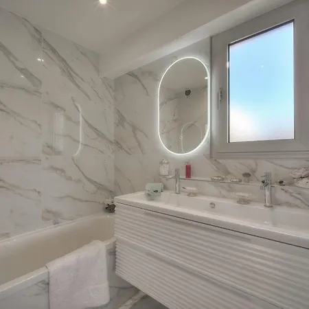 Apartment Somptuous 2 Bedroom Fully Renovated With Panoramic Sea View