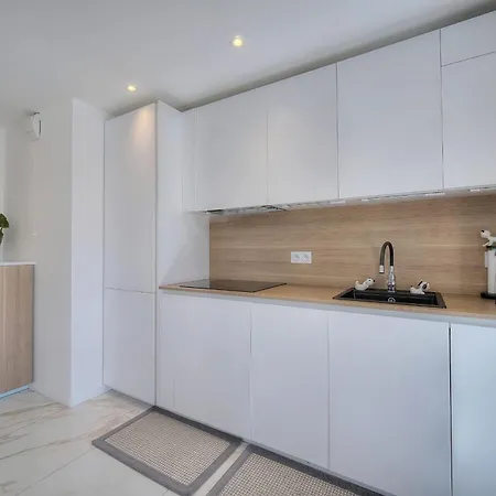Somptuous 2 Bedroom Fully Renovated With Panoramic Sea View Apartment