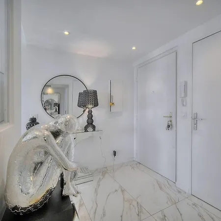 Somptuous 2 Bedroom Fully Renovated With Panoramic Sea View *