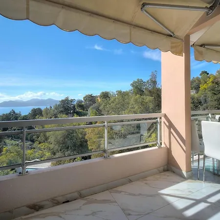 Somptuous 2 Bedroom Fully Renovated With Panoramic Sea View *